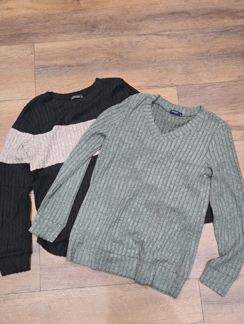 Olive Green Ribbed V-Neck Women's Sweater And Black Tan